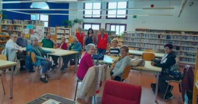 Los mayores de Cruz Roja visitan la Biblioteca Central de Leganés